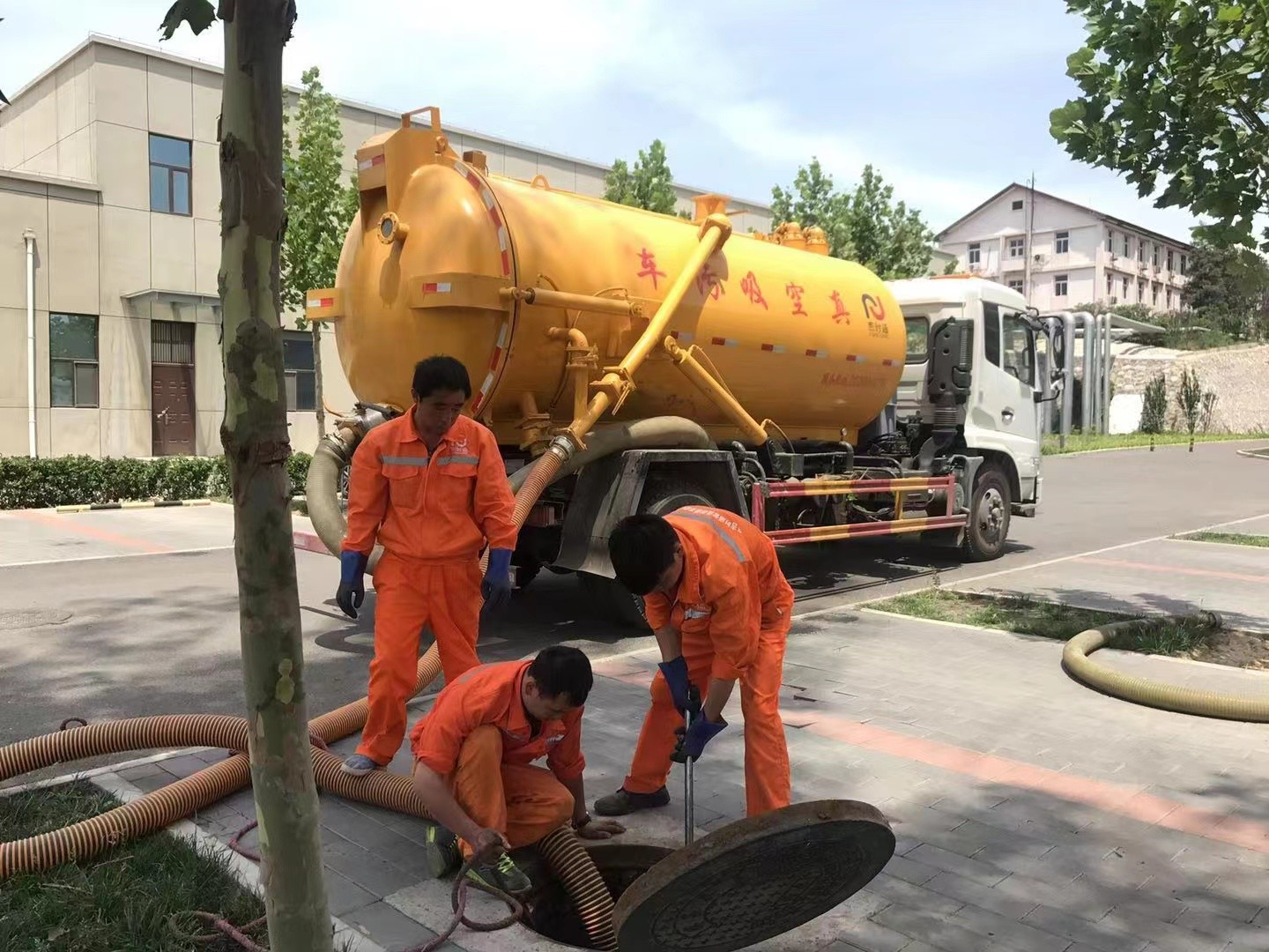 酒泉管道疏通车停在窨井附近