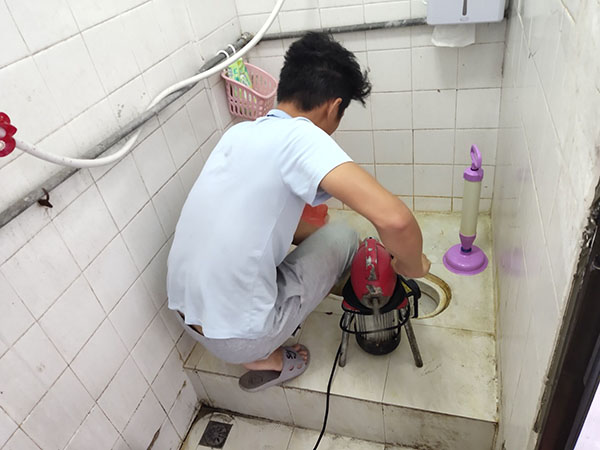 酒泉管道堵塞冒臭气 专业师傅现场解决问题