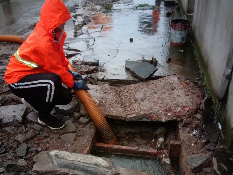 酒泉专业清理污水池 炜誉市政以规范流程守护城市 “肠道”