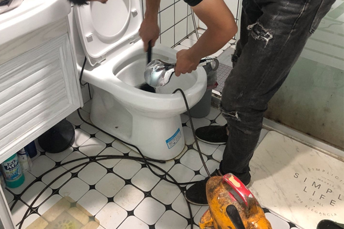 酒泉马桶堵塞自己疏通还是找师傅？专业上门服务让你省时更省心